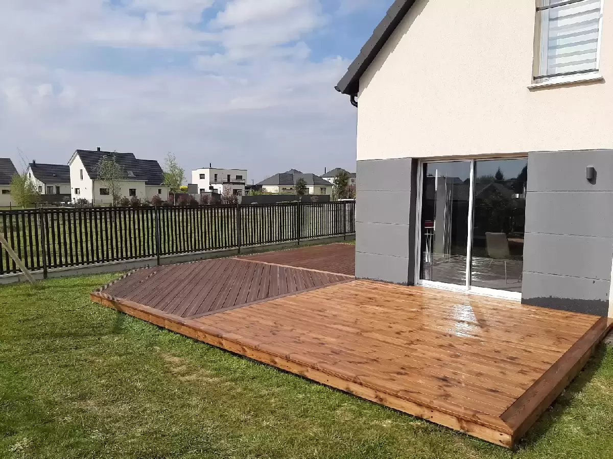 Création de la terrasse bois en pin à La Neuville Chant d'Ois